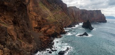 Madeira 'daki Ponta de Sao Lourenco Penninsula' da kayalık kayalıkları olan vahşi Atlantik Okyanusu.