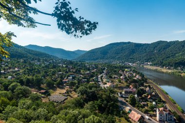 Çek Cumhuriyeti 'nin Usti nad Labem kenti yakınlarında Ceske Stredohori dağlarından oluşan tepelerle dolu Labe nehri