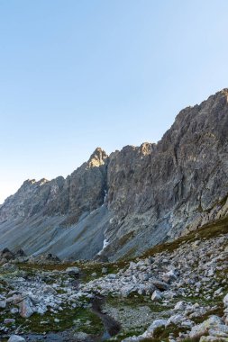Velka Öğrenci Dolina Vadisi 'nin yüksek kesimlerinde açık gökyüzü ile güzel bir günde Slovaki' deki High Tatras dağ geçidinde Prielom Geçidi 'ni haykırın.