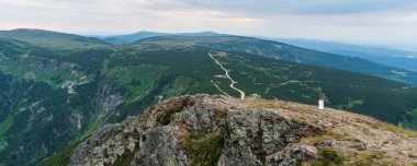 Krkonose dağlarındaki Snezka tepesinden yaz akşamları Czech-Cila sınırındaki manzaraya bak