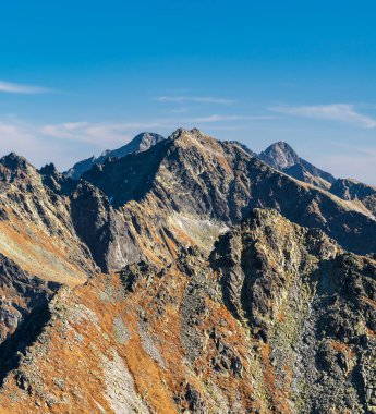 Rysy, Lomnicky stit, Ladovy stit ve Slovakya 'daki sonbahar High Tatras dağlarında birkaç tepe daha.