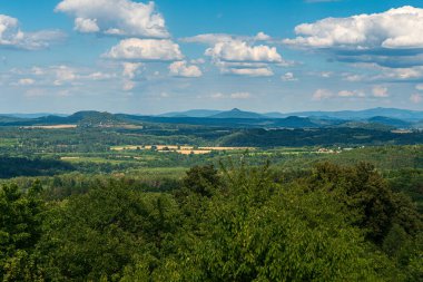 Jestrebi şatosu harabeleri, Ralsko, Jested ve Çek Cumhuriyeti 'nde CHKO Kokorinsko - Machuv kraj' ın Duba kasabası yakınlarındaki Nedvezi tepesinden birkaç tepe daha