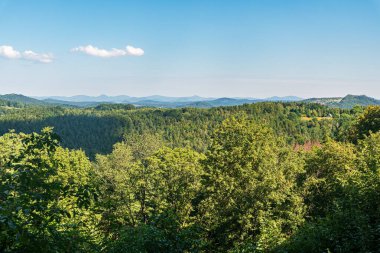 Çek Cumhuriyeti 'ndeki Houska şatosundan güzel bir yaz günü manzarası