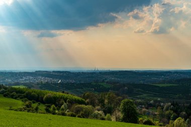 Bahar zamanı Çek Cumhuriyeti 'nin Terlicko köyünün yukarısındaki Babi hora tepesinden görüntü