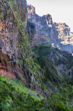 İnanılmaz Vereda, Madeira 'nın yukarısındaki dik kayalık tepelerle Areeiro yürüyüş parkurunu yapıyor.