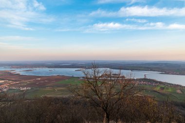 Nove Mlyny barajı, Çek Cumhuriyeti 'nin Palava bölgesindeki Devin Tepesi' nin çevresindeki kırsal kesimlerden ilkbahar sabahı