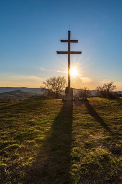 Slovakya 'daki Biele Karpaty dağlarında bahar akşamı Çek Cumhuriyeti sınırlarında Machnac Hill zirvesi