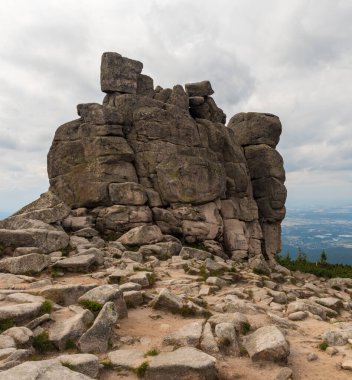 Polonya 'daki Karkonosze dağlarında Çek Cumhuriyeti sınırlarına yakın Slonecznik kaya oluşumu