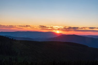 Tepelerle gün batımı ve renkli gökyüzü. Çek Cumhuriyeti 'nin Jeseniky Dağları' ndaki Dlouhe 'dan gelen bulutlar.