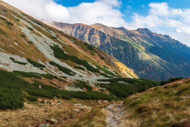 Jamnicka dolina vadisinde sonbahar boyunca Slovakya 'nın batı Tatras dağlarında Nizne Jamnicke pleso gölü haykırıyor.