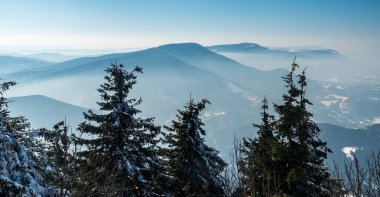 Çek Cumhuriyeti 'nin Moravskosske Beskydy dağlarındaki Lysa Hora Tepesi zirvesinden görüntüler