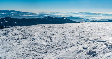 Kış mevsiminde Krizna tepesinden Slovakya 'daki Velka Fatra dağlarından manzara
