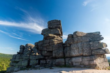 Karkonosze dağlarında Trzy Swinki kaya oluşumu Polonya 'da - mavi gökyüzü ile yaz akşamı boyunca czech sınırları