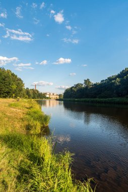Çek Cumhuriyeti 'nin Melnik şehrindeki Labe nehri güzel bir yaz akşamında