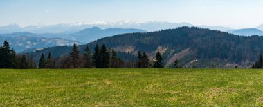 Slovakya 'nın Javorniky dağlarındaki Vrchrieka tepesinden Mala Fatra dağları güzel bir bahar günü boyunca