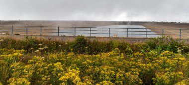 Çek Cumhuriyeti 'nde Kouty nad Desnou' nun yukarısındaki Jeseniky dağlarındaki Dlouhe strane tepesinde baraj barajı bulutlu bir günde