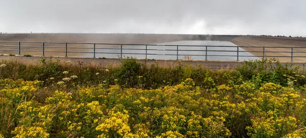 Çek Cumhuriyeti 'nde Kouty nad Desnou' nun yukarısındaki Jeseniky dağlarındaki Dlouhe strane tepesinde baraj barajı bulutlu bir günde