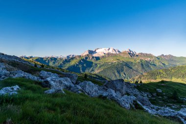İtalya 'nın en yüksek Punta Penia dağ zirvesine sahip Dolomitler - yaz sabahı Setsass dağ zirvesi boyunca böğürür