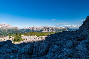 Güzel Dolomitler, yaz boyunca açık gökyüzü ile İtalya 'daki dağların zirvesine kadar uzanır.