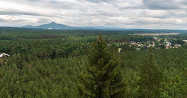 Çek Cumhuriyeti 'nin Machovo Jezero kenti yakınlarındaki Hradcanska vyhlidka bakış açısıyla bulutlu bir yaz günü görüntüsü