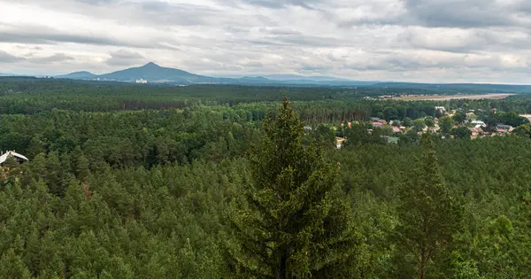Çek Cumhuriyeti 'nin Machovo Jezero kenti yakınlarındaki Hradcanska vyhlidka bakış açısıyla bulutlu bir yaz günü görüntüsü