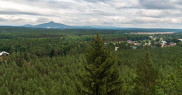 Вид с Градканской выхлидки вблизи Мачово-Езеро в Чешской Республике в пасмурный летний день