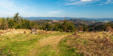 Slovakya 'nın Javorniky dağlarındaki Jakubovsky Vrch tepesinden güzel bir bahar günü manzarası