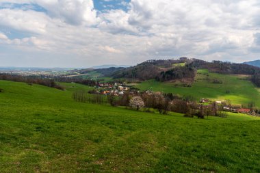 Çek Cumhuriyeti 'nin Palkovicke hurky dağlarında İlkbahar döneminde Myslikovska vyhlidka Viiwpoint' ten görüntü