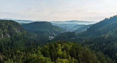 Çek Cumhuriyeti 'nin Teplicke Skaly kentindeki Strrmen şatosundan manzara