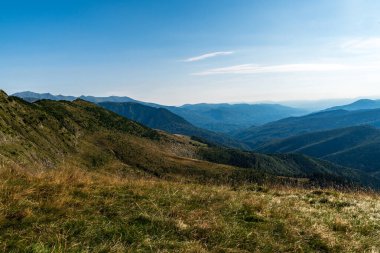 Romanya 'daki vahşi Karpat dağları - Valcan dağlarındaki Oslea tepesine yürüyüş sırasında güzel bir yaz sabahı manzarası