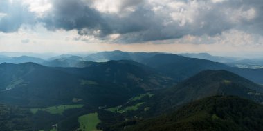 Slovakya 'nın Mala Fatra dağlarındaki Klak tepesinden çoğunlukla bulutlu bir günde görüntü
