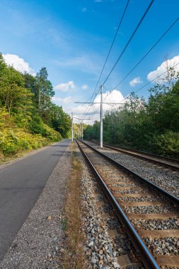 Çek Cumhuriyeti 'nin Ostrava kentinde Hranecnik istasyonu yakınlarında aspahlted bisiklet yolu ile tramvay pisti