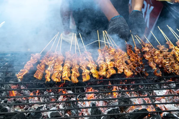 인기있는 필리핀 길거리 돼지고기와 닭고기 바베큐 — 스톡 사진