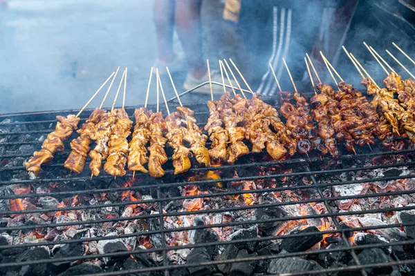 인기있는 필리핀 길거리 돼지고기와 닭고기 바베큐 — 스톡 사진