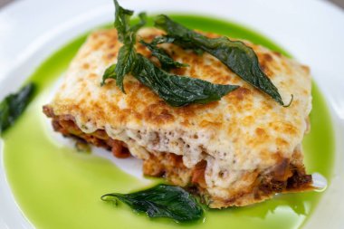 Restoranda popüler İtalyan yemeği Deniz Ürünleri Lazanyası