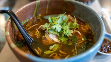 Geleneksel Vietnam usulü erişteli çörek Bo Hue.