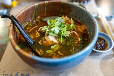 Geleneksel Vietnam usulü erişteli çörek Bo Hue.