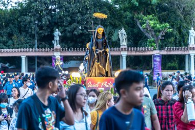 7 Nisan 2023 'te Filipinler' in Tugerao şehrindeki Paskalya kutlamalarına katılmak için St. Peter Metropolitan Katedrali 'ni ziyaret eden insanlar