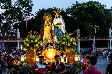 7 Nisan 2023 'te Filipinler' in Tugerao şehrindeki Paskalya kutlamalarına katılmak için St. Peter Metropolitan Katedrali 'ni ziyaret eden insanlar