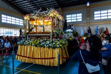 7 Nisan 2023 'te Filipinler' in Tugerao şehrindeki Paskalya kutlamalarına katılmak için St. Peter Metropolitan Katedrali 'ni ziyaret eden insanlar