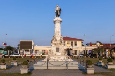 7 Nisan 2023 'te Filipinler' in Tugerao şehrindeki Paskalya kutlamalarına katılmak için St. Peter Metropolitan Katedrali 'ni ziyaret eden insanlar