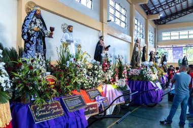 7 Nisan 2023 'te Filipinler' in Tugerao şehrindeki Paskalya kutlamalarına katılmak için St. Peter Metropolitan Katedrali 'ni ziyaret eden insanlar