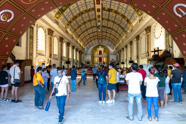 Huhtikuu 2023 Ihmiset Jotka Kävivät Peter Metropolitan Katedraalissa Osallistuakseen Pääsiäisjuhliin — kuvapankkivalokuva