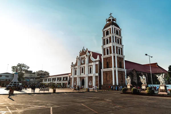 2023年4月7日フィリピンのトゥゲラオ市でイースターのお祝いに参加するためにセント ピーター大聖堂を訪れた人々 ストック写真