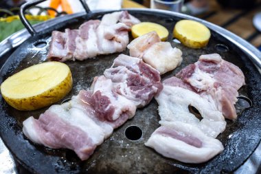 Samgyeopsal üç katmanlı domuz anlamına gelir. Bu Kore barbekü eti üç kat yağ ve ete sahip gibi görünüyor, bu yüzden adı....