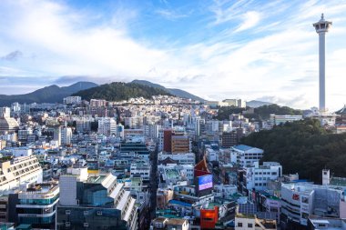 Busan, Güney Kore 'de büyük bir liman şehri, plajları, dağları ve tapınaklarıyla tanınır..