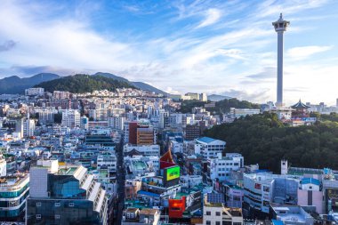 Busan, Güney Kore 'de büyük bir liman şehri, plajları, dağları ve tapınaklarıyla tanınır..