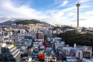 Busan, Güney Kore 'de büyük bir liman şehri, plajları, dağları ve tapınaklarıyla tanınır..