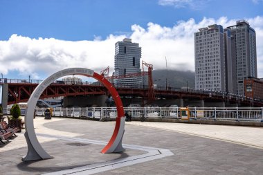 Busan, Güney Kore 'de büyük bir liman şehri, plajları, dağları ve tapınaklarıyla tanınır..