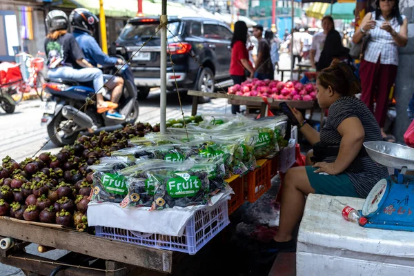 Sep 9.2023 Çin Mahallesi, Manila, Filipinler 'de meyve satan bir satıcı.